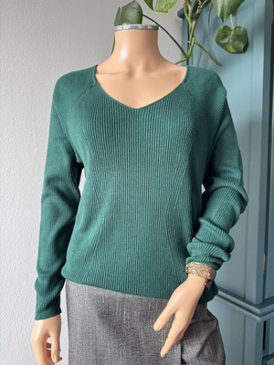 Dark green V-neck sweater size M/L
