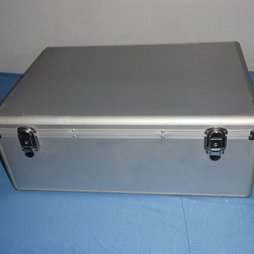 Metal CD and DVD storage case like new