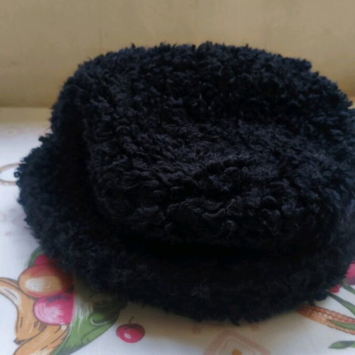 Black hat like new, size M, fluffy
