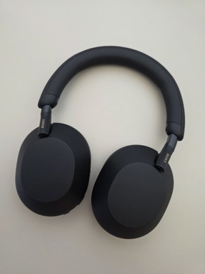 Sony WH-1000XM5 headphones like new with soft pouch