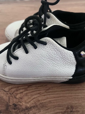 Βρεφικά δερμάτινα babywalker σαν καινούργιο