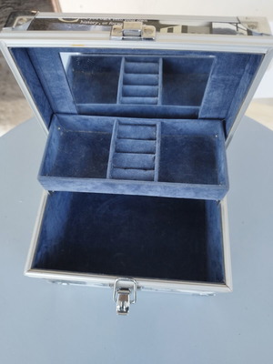 Jewelry box like new, large capacity, gray and blue