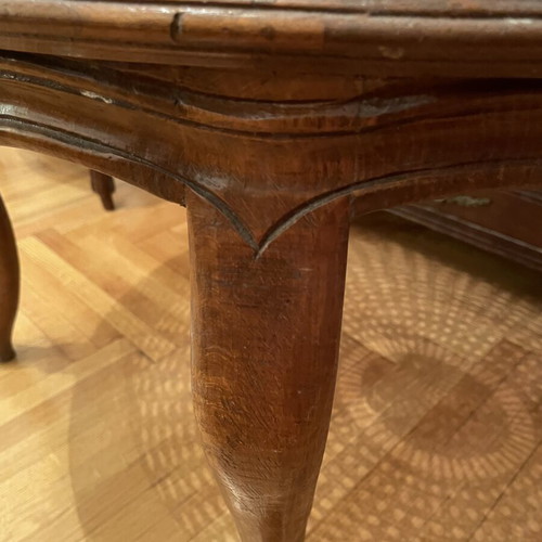 Oval living room coffee table with rattan and carved medallion