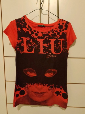 T-shirt one size σε πολύ καλή κατάσταση, κατάλληλο για M-L