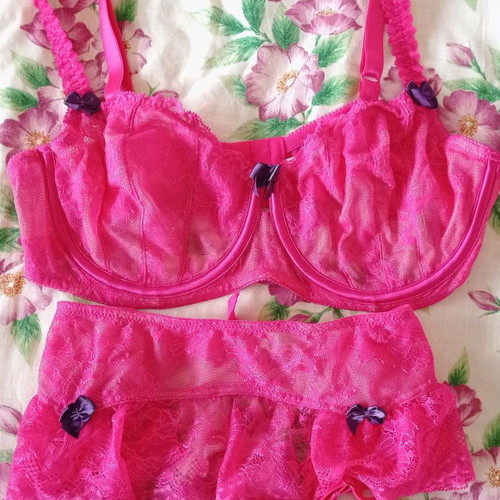 Victoria's Secret set XL fuchsia with full coverage bra 38D and garters