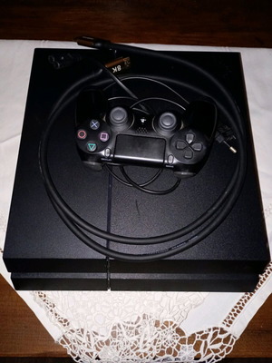 PlayStation 4 console like new with gamebato and conversion CD