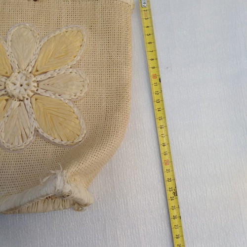 Straw Shoulder Bag with Embroidered Flowers like new, beige