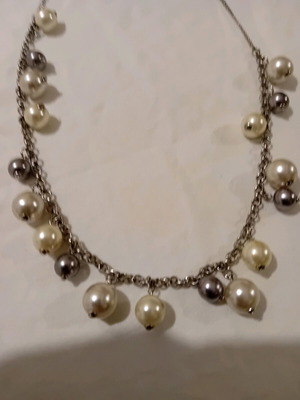 Metal necklace with white and gray pearls, like new