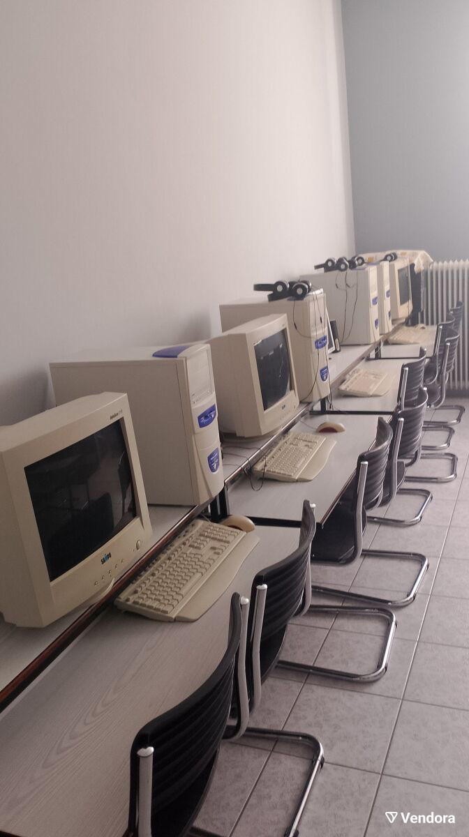 Hycomp 250 Computer Set of 7 retro Windows ME computers… - € 250,00 - Vendora.cy