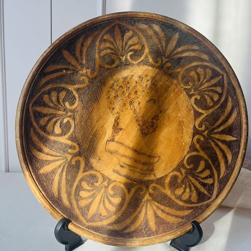 Vintage υπογεγραμμένο ξύλινο πιάτο με πυρογραφία Π. Φιντικάκη μεταχειρισμένο