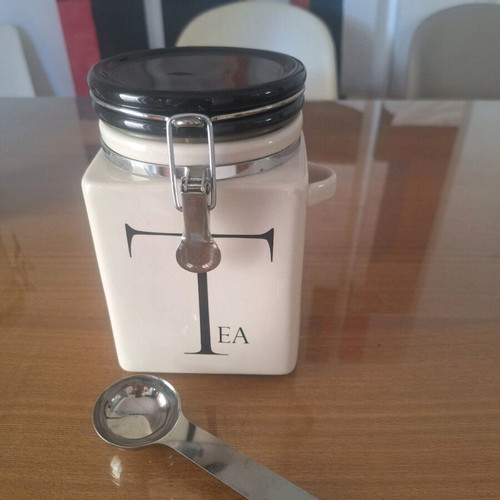 Tea storage container like new with metal clasp and spoon