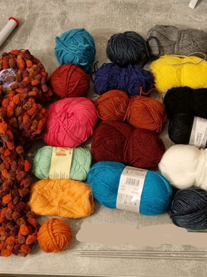 Knitting yarn and needles like new, all together