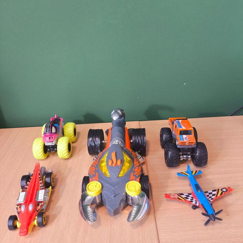 Σετ 5 αυτοκίνητα Hot Wheels, με μπαταριοκίνητο Σκορπιό