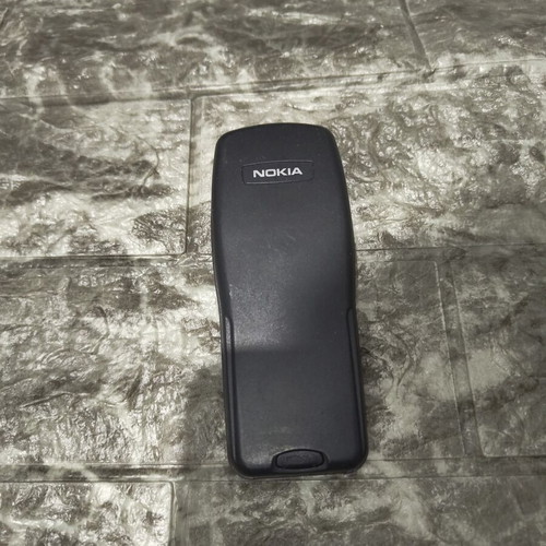 Nokia 3210 phone with battery unknown functionality, like new, gray