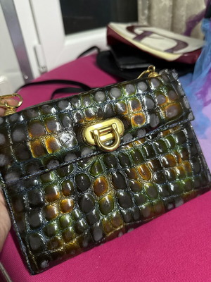 Mini crossbody τσάντα με croco σχέδιο και χρυσό κούμπωμα