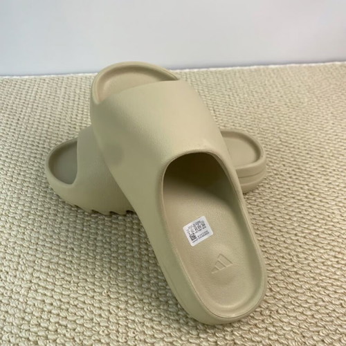 Adidas Yeezy Slides Bone like new