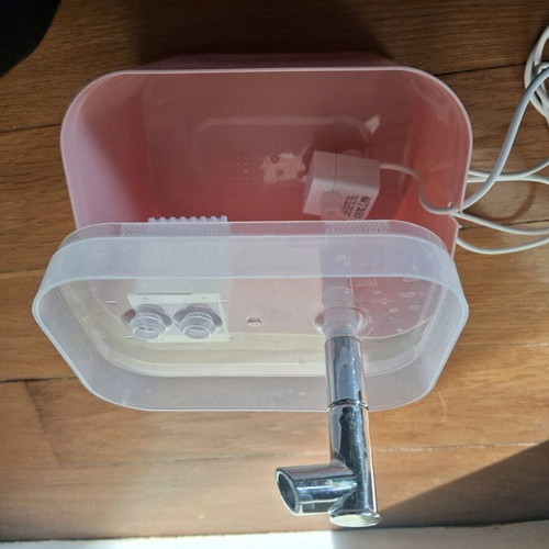 Pet water fountain like new with USB cable and filter