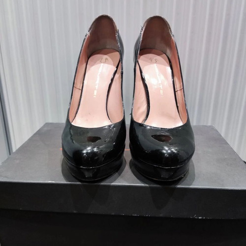 Mourtzi patent leather pumps size 38 used, black
