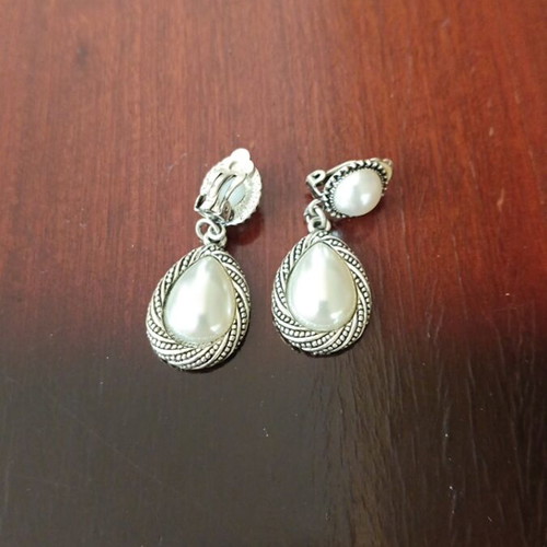 Clip-on earrings like new