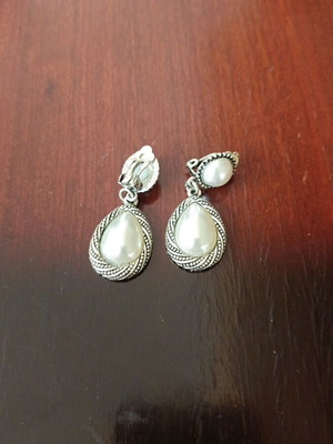 Clip-on earrings like new