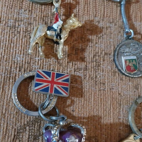 Keychains used, pack of 6, English and wooden