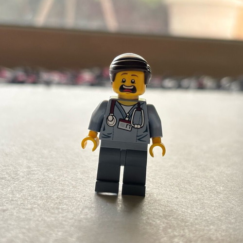 Dr. McScrubs minifigure like new from The Lego Movie (tlm054)