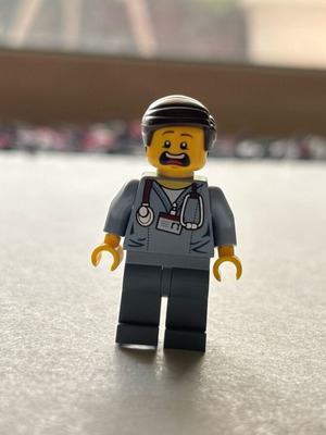 Dr. McScrubs minifigure like new from The Lego Movie (tlm054)