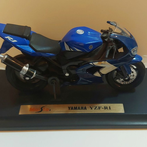 Yamaha YZF-R1 Maisto 1:18 model motorcycle like new