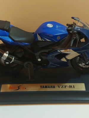Yamaha YZF-R1 Maisto 1:18 model motorcycle like new
