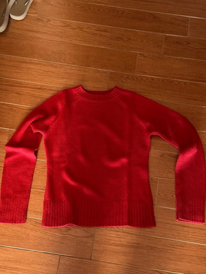 Red pullover like new, size M