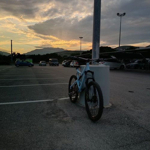 Mountain bike like new, 26 inch, disc brakes, 9-speed Shimano