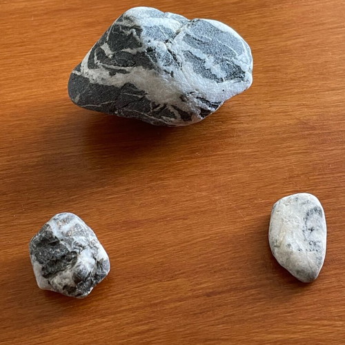 Set of 3 natural stones with quartz veins new