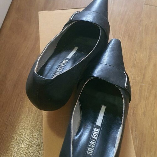 Black leather pumps used, medium heel size 35