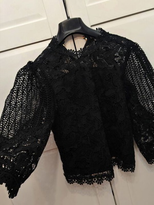 Black lace top with 3/4 sleeves like new, size S