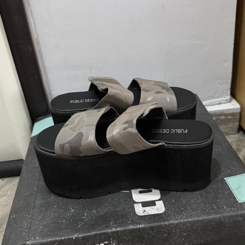 Public Desire women's slippers with camouflage design and 6 cm heel like new