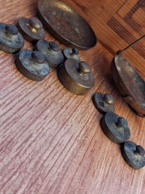 Old scale weights and pans set