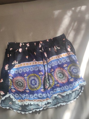 Women's shorts used, lace detail, size XL/XXL, multicolor