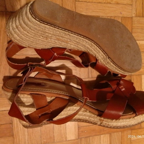 Ousho sandals size 40 like new, brown with adjustable strap