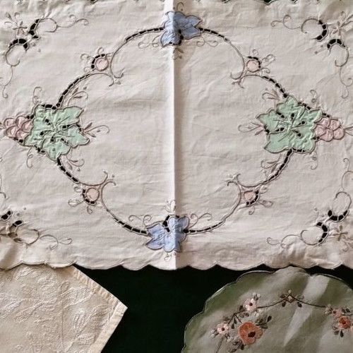 Table linens used, pack of 6 small vintage doilies