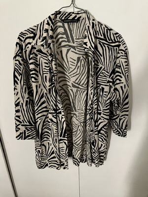 LC Waikiki Oversize Shirt M Used, Cream White Black Pattern