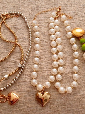 Κολιέ και σκουλαρίκια καινούργια με πέρλες και καρδιές, σετ 4 τεμαχίων