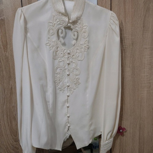 Women's blouse with embroidery and pearls size M like new
