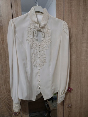 Women's blouse with embroidery and pearls size M like new