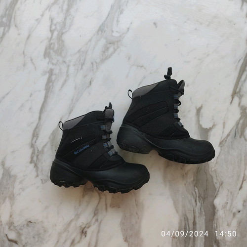 Columbia snow boot size 30 like new, black