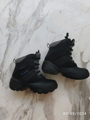 Columbia snow boot size 30 like new, black