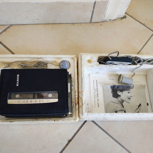 Sanyo Corder MC-2 cassette player like new, broken lid