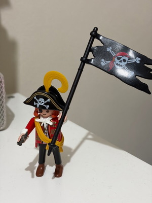Playmobil Special Pirate figure 4690 like new with hat, gun and flag