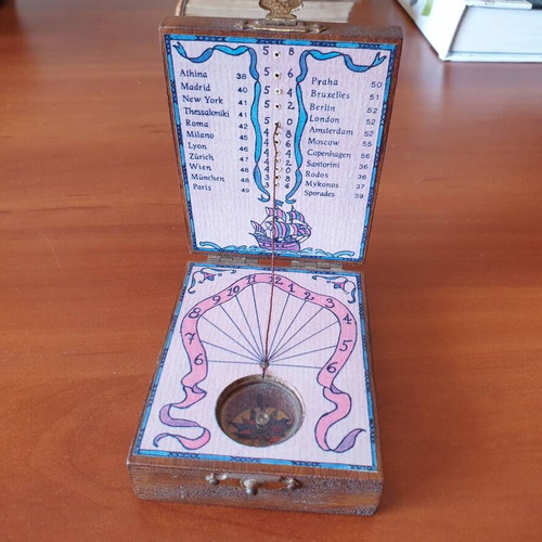Magnetic solar wooden diptych compass