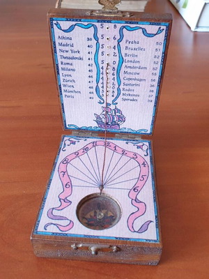 Magnetic solar wooden diptych compass