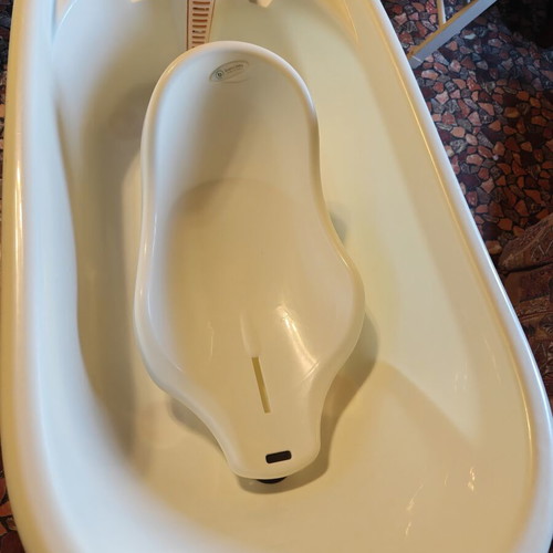 Quattro Baby infant bathtub like new with seat, thermometer, drain tube